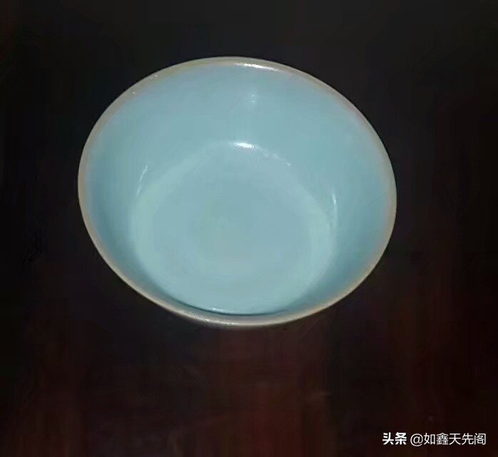 伊朗高温50℃创纪录,一件伊朗早期仿龙泉器物，请各位评判一下究竟是低温釉陶，还是高温青瓷?为什么？