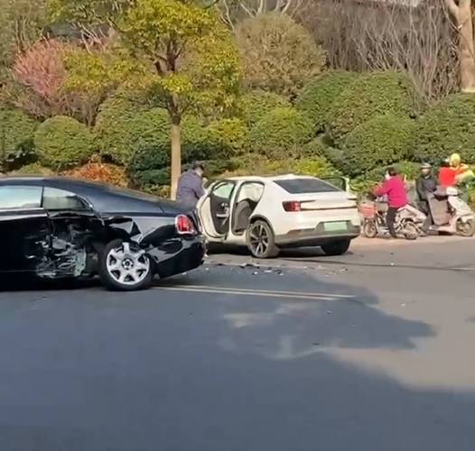 短跑运动员车祸身亡,成都一辆劳斯莱斯车祸死者为两位老人,事故现场距离家门口仅百米。这事你怎么看?