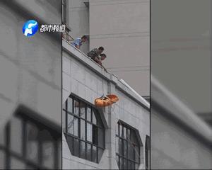 男童18楼坠下生还,河南1岁男童18楼坠落，家人目睹全程，你怎么看？