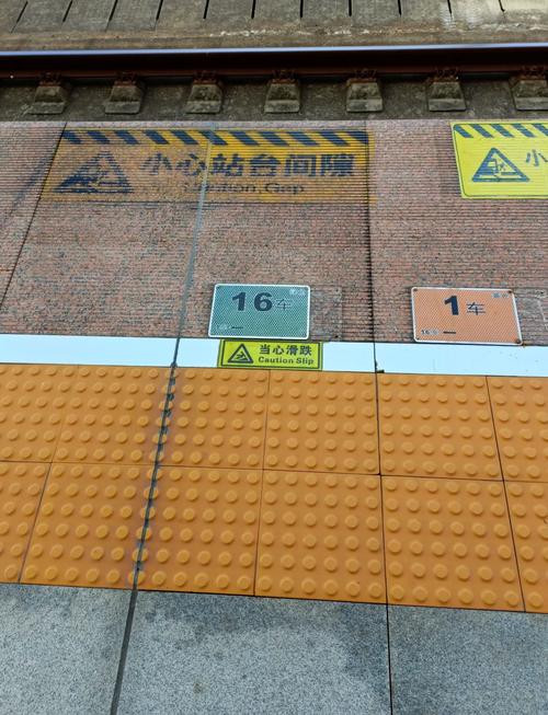 高铁商务座卫生脏乱,工地生活区环境特别差,有哪个部门管理吗?几乎没人打扫。男厕所和男浴室更是不能提,废纸巾到处都是,粪?