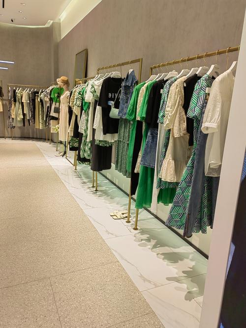 HR反对穿短裙被解雇,长沙:女子20秒顺走专柜3000元裙子,店员将其网络曝光或被开除, 你怎么看?