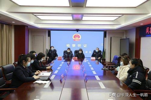 老太持菜刀砍邻居门,老太持菜刀砍邻居门怎么办 老太持菜刀砍邻居门,老太持菜刀砍邻居门怎么办