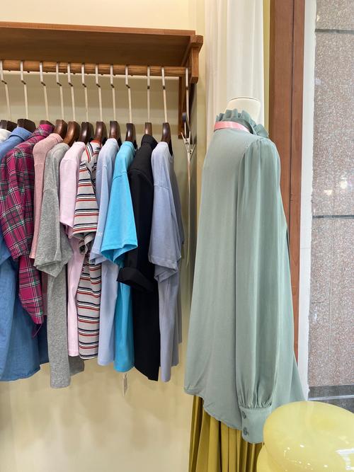 HR反对穿短裙被解雇,长沙:女子20秒顺走平和堂专柜3千元裙子,店员将其网络曝光或被开除, 你怎么看?