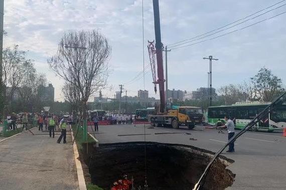 路面塌陷路人掉坑内,路面塌陷路人掉坑内怎么处理