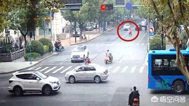 母女遭司机辱骂甩客,母女被撞死