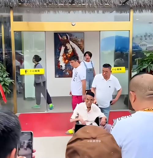 管猴子被游客指责,对于流浪大师的走红,大量网友围观,这一现象你怎么看?