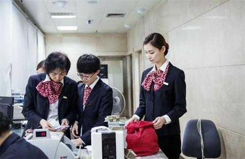 取390万柜员报警,公司员工被报警会留案底吗?