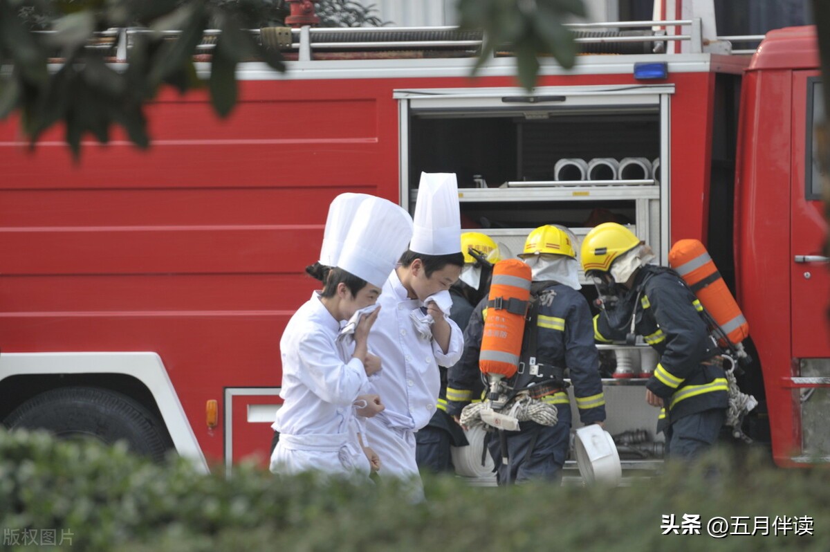 医学生救人被质疑,男子冲进女厕救人遭质疑！都这时候了，谈男女有别的都是什么人？