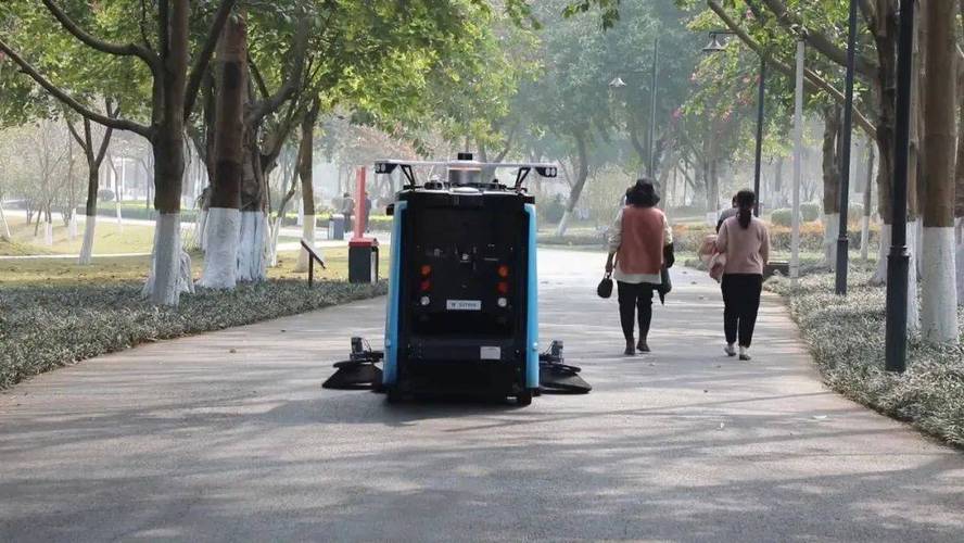 上百环卫机器人上岗,环保机器人最简单怎么做?