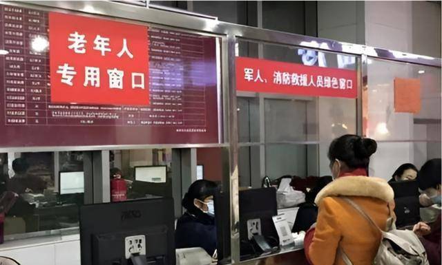 老人火车上跳广场舞,老年人乘火车有新规定？