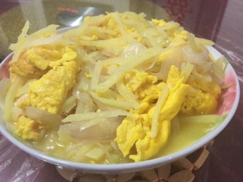 一家三口吃鸡蛋中毒,邻居有一对老人吃土豆炒鸡蛋中毒？想问一下医生怎么解释这种原因？