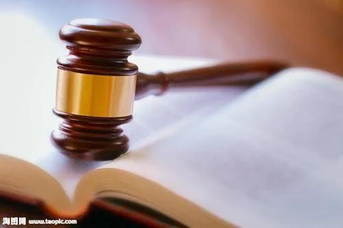 男子街头无差别砍人,男子街上砍人