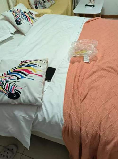 老人地铁铺床单睡觉,坐地铁可以拿被子和桶不?