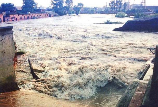 露营遇山洪抱树7h,山区山洪的高发期能在山谷露营吗?
