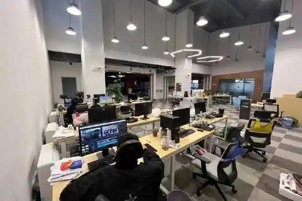 男子开假装上班公司,假装上班的年轻人到底在外面干嘛?