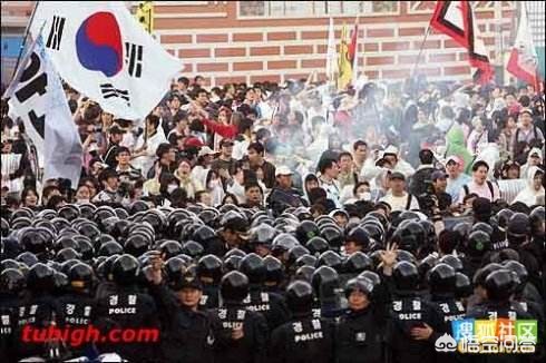 韩国人挥国旗被夺下,韩国的国徽与国旗有什么含义？