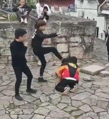 2中国人在日遭殴打,残暴!2中学生遭5社会青年疯狂殴打，没有告诉父母，你怎么看？