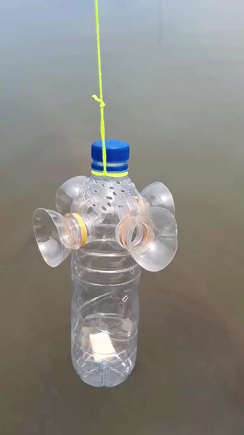 冒死用塑料瓶捕鱼吃,自制塑料瓶捉鱼器?
