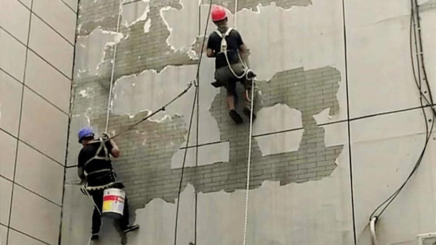 外墙脱落疑砸死女孩,住宅楼外墙瓷砖脱落砸死行人(无物业、入住五年),该怎么办?