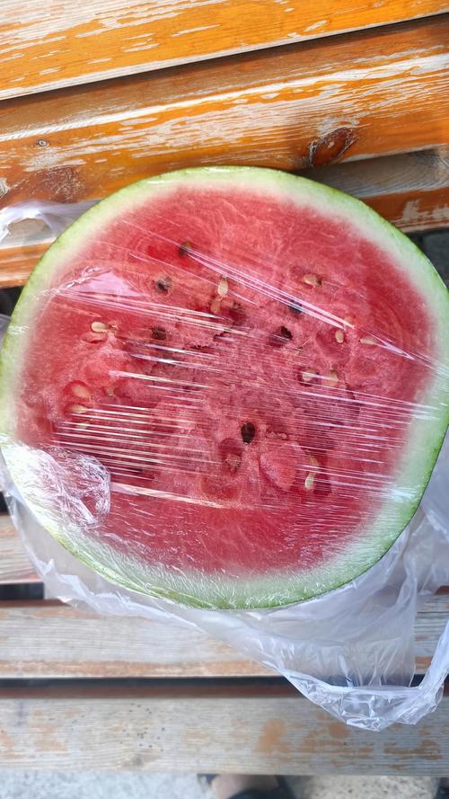 约400公斤西瓜摔坏,超市买东西不小心把东西掉地上摔碎了顾客该不该赔?