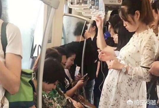 孕妇拒让座遭辱骂,地铁上孕妇被逼让座，00后一句话刷爆朋友圈，网友：教养最高境界，你咋看？