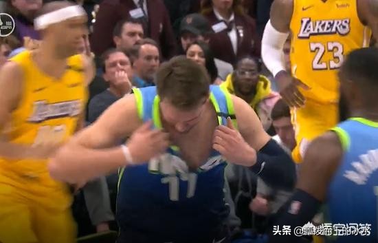 东契奇续约湖人,对阵湖人，东契奇为什么又怒撕球衣？他要赔偿球队费用吗？
