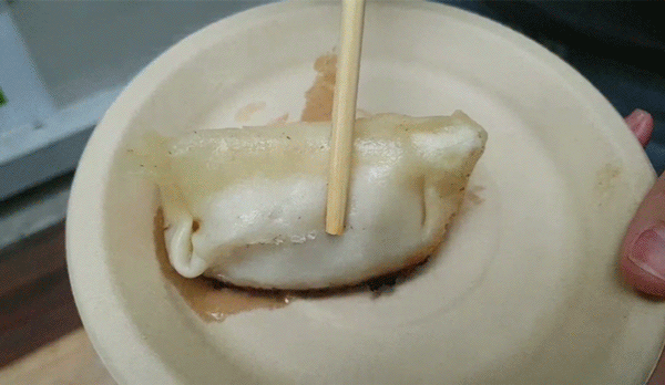 大妈蹲点偷顾客外卖,大妈蹲点偷顾客外卖视频