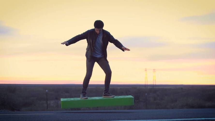 大爷踩平衡车放风筝,大爷踩平衡车放风筝视频