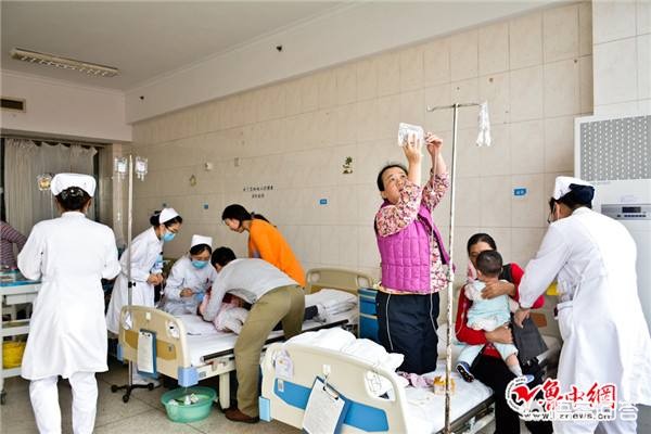 嘴含输液管陪女儿,女儿第一次输液文案？