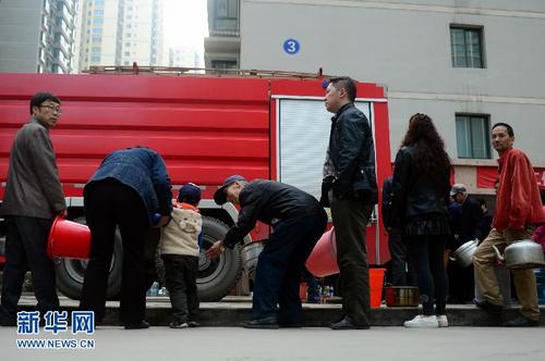 一小区自来水呈红色,自来水是红色的能喝吗?