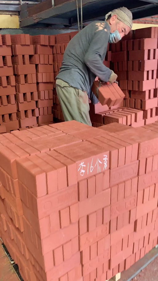 请外卖员进店吹空调,炎热的夏天,在屋里吹着空调的你看见爸爸在工地搬砖,哥哥在送外卖,你是什么心情?