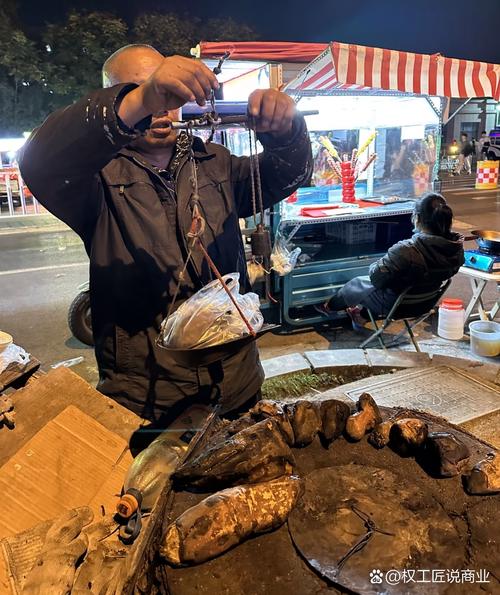 大爷摆摊送20万现金,摆地摊都是大爷大妈多,拿什么货好卖一点?