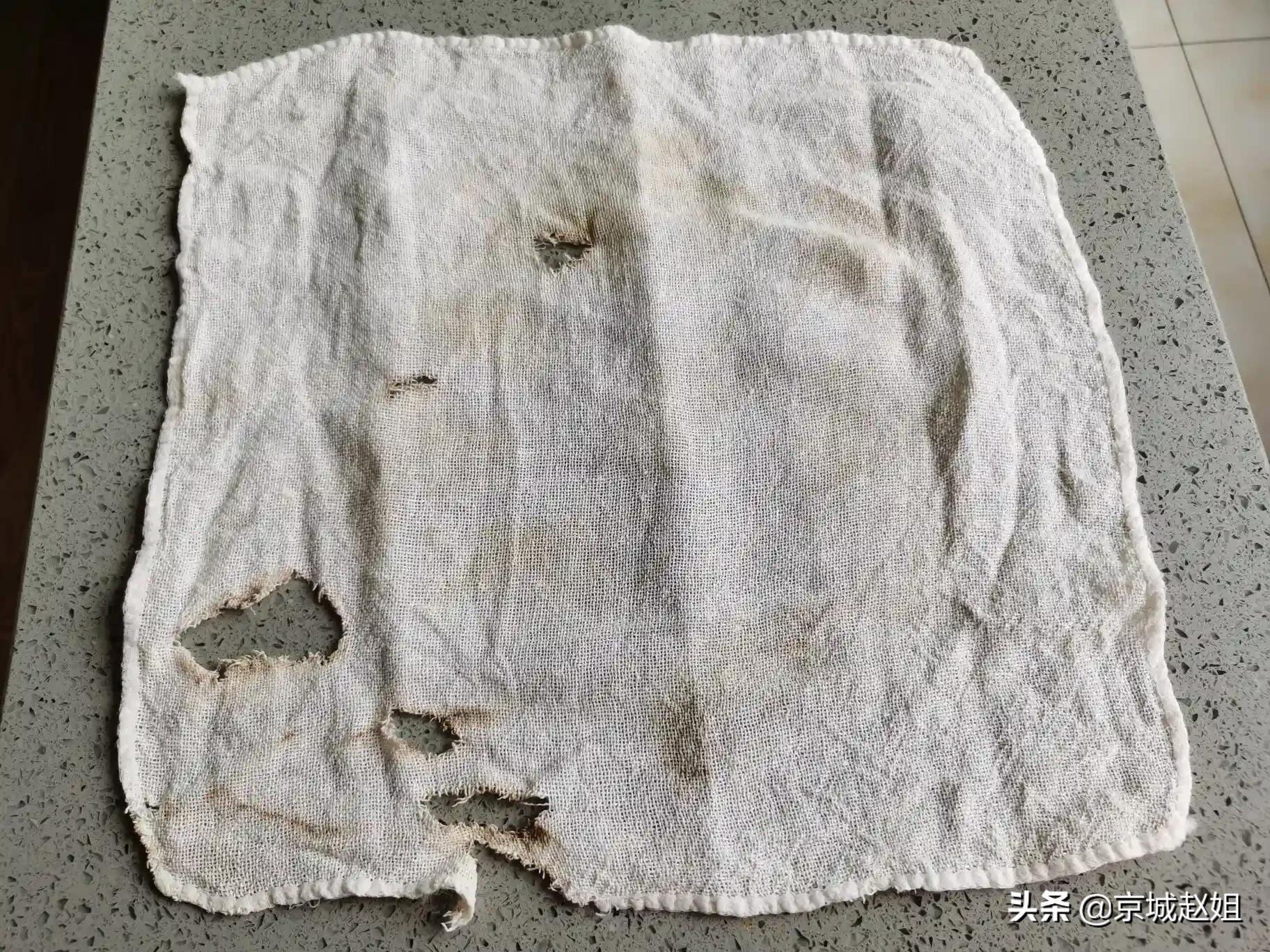 大爷摆摊送20万现金,摆地摊都是大爷大妈多,拿什么货好卖一点? 大爷摆摊送20万现金,摆地摊都是大爷大妈多,拿什么货好卖一点?