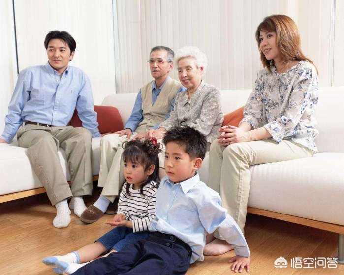 抢着为94岁母亲养老,过年了94高龄老母亲有家不能回，老人该如何养老？