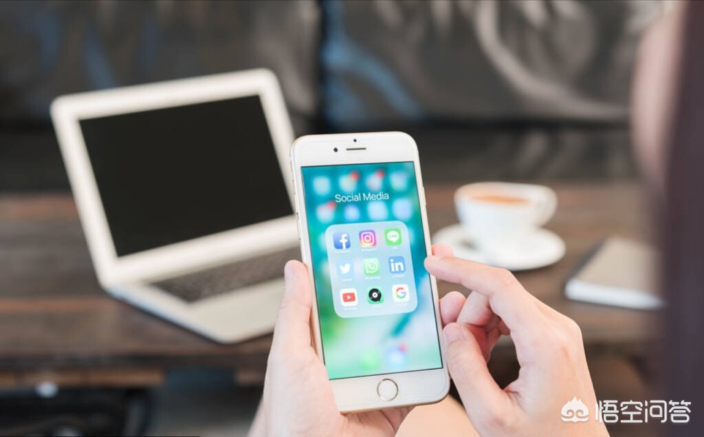 外卖员曝拍女生洗澡,手机密切了远方，疏远了身边吗？