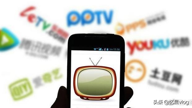 虚假摆拍1人被罚,有个别自媒体人，为了播放量提高，虚假拍摄上传，怎么看呢？