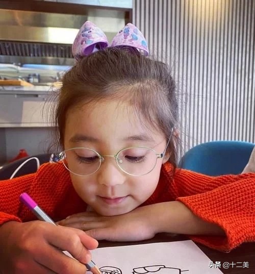 贾静雯晒咘咘庆生照,贾静雯女儿咘咘几岁？