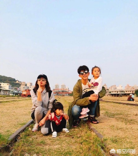 贾静雯晒咘咘庆生照,贾静雯的女儿咘咘现在什么样？