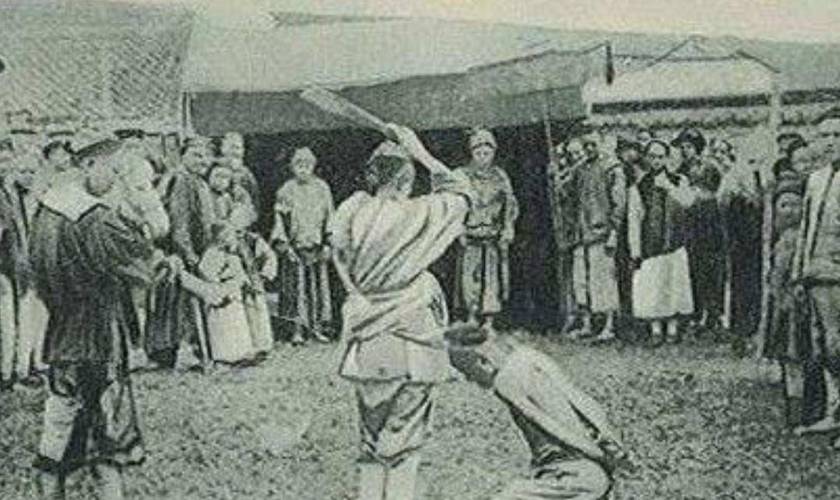 刀插入3岁女童颅脑,古代犯人被斩首,刽子手都是一刀砍下头吗?