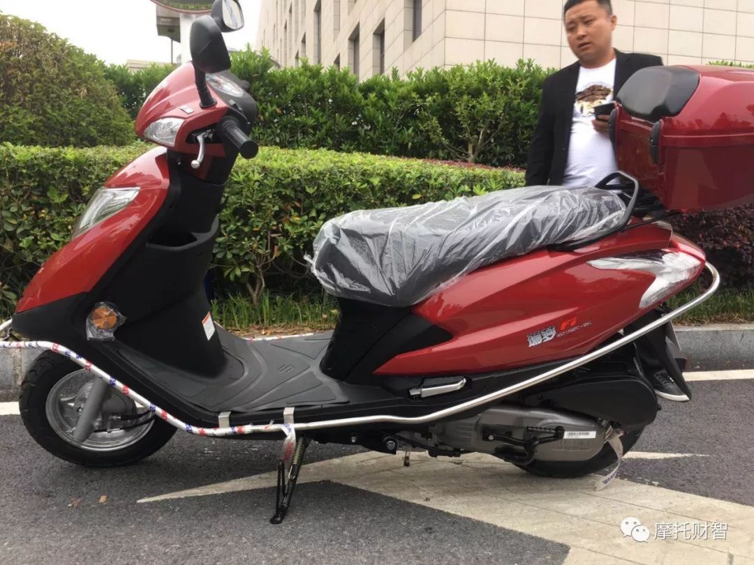 骑万元公路车送外卖,本人想买一辆皮实耐用省油的摩托车来送外卖，车型不限万元以下，请问有什么建议？