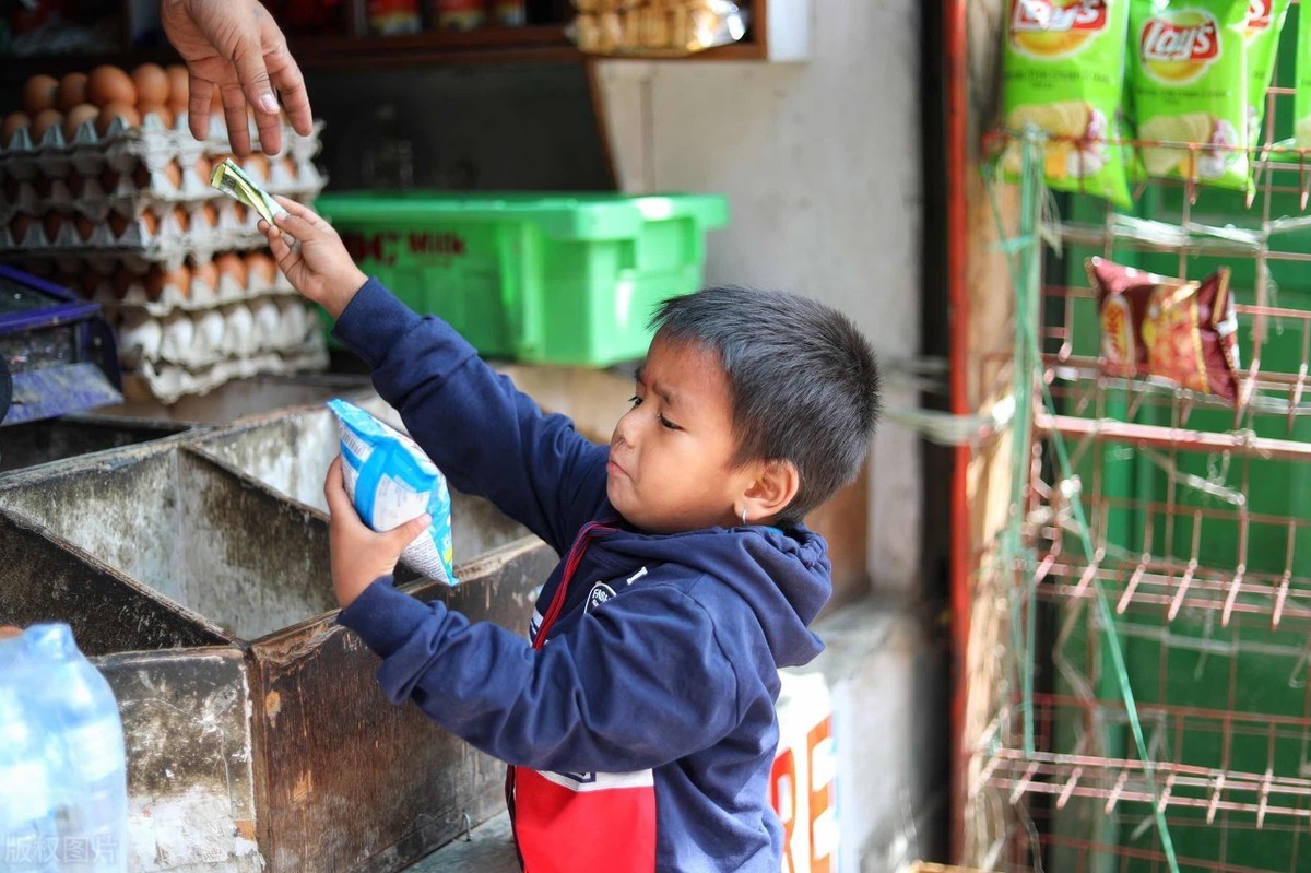小学生摆摊月入4000,小学门口摆摊什么最吸引小朋友？