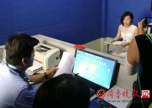 3男欲将醉酒女抬上车,上海醉酒乘客一上车就殴打公交司机,酒醒后还不承认:“我连一根手指也没碰过他”, 你怎么看?