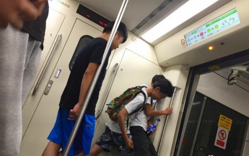 小孩高铁上静音打架,动车静音车厢是什么意思？