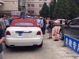 撞劳斯莱斯只赔200,“劳斯莱斯女司机”200万租用京A号牌！你怎么看？