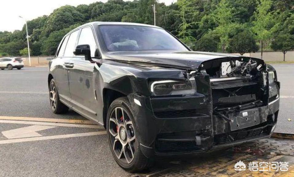 撞劳斯莱斯只赔200,被撞的劳斯莱斯库里南定损200万，为何豪车的维修费那么高？