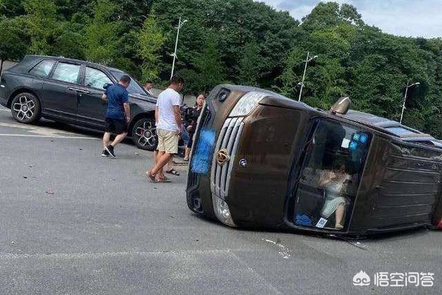 撞劳斯莱斯只赔200,女司机开面包车与劳斯莱斯相撞，或面临200万索赔，你怎么看？