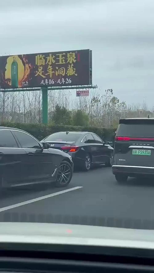 撞劳斯莱斯只赔200,长沙面包车越双黄线变道与劳斯莱斯相撞,赔偿费超200万,你怎么看?