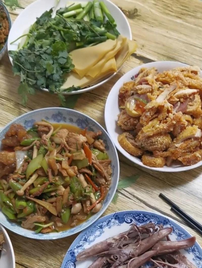 准00后挤育儿嫂赛道,应届毕业生刚毕业选择在外面打拼还是回家乡呢?