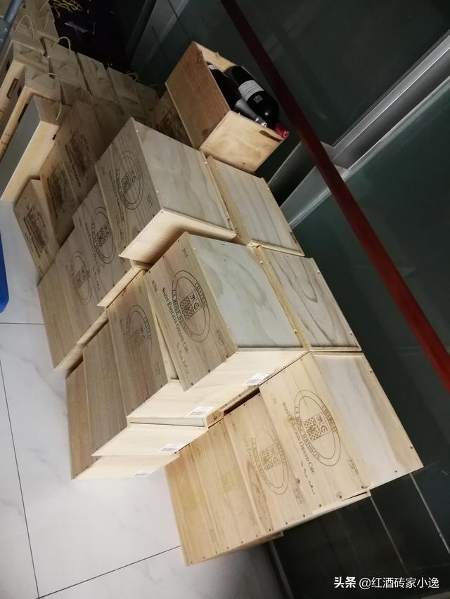 开进口车只剩下面子,我想买一批进口红酒送礼,请问送什么品牌的红酒比较有面子? 开进口车只剩下面子,我想买一批进口红酒送礼,请问送什么品牌的红酒比较有面子?