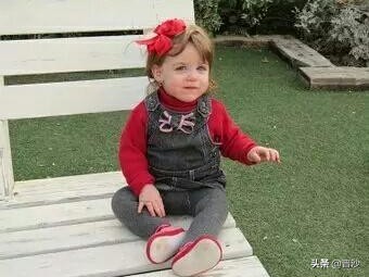 3学生捡到2岁幼童,2岁小孩喜欢捡地上的东西怎么办？